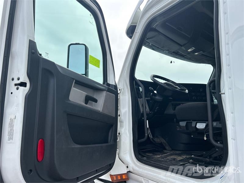 Freightliner Cascadia 126 6x4 T/A Sleeper Truck Tractor Truck Tractor Units