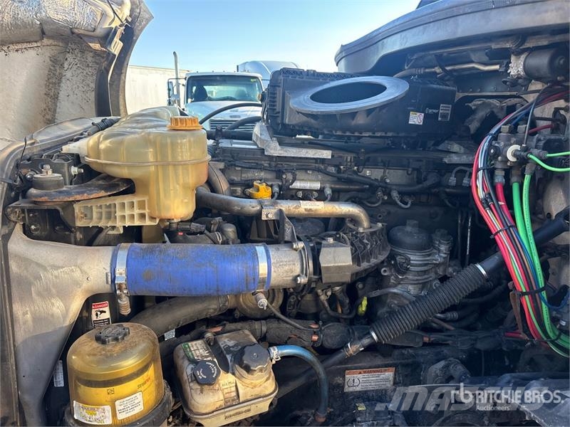 Freightliner Cascadia 126 6x4 T/A Sleeper Truck Tractor (Inoper Vetopöytäautot