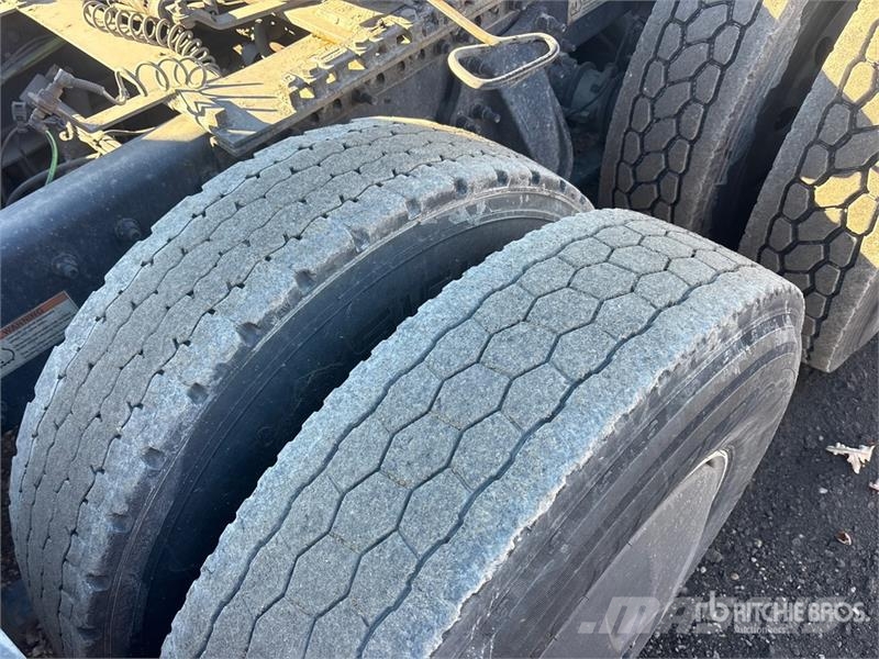 Freightliner Cascadia 126 6x4 T/A Sleeper Truck Tractor Тягачі