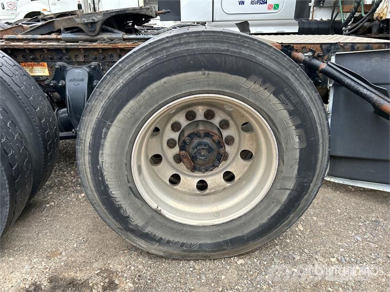 Freightliner Cascadia 126 6x4 T/A Sleeper Truck Tractor (Inoper Tractores (camiões)