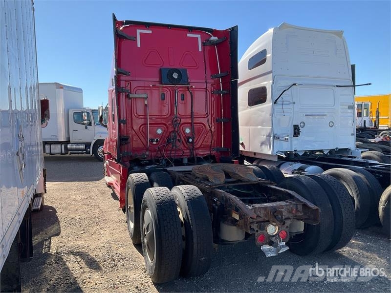 Freightliner Cascadia 126 6x4 T/A Sleeper Truck Tractor (Inoper وحدات الجر
