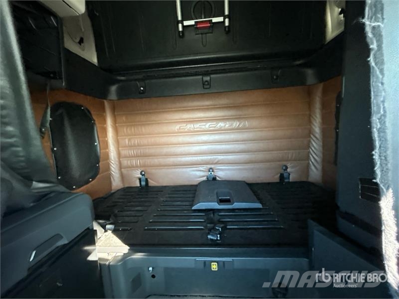 Freightliner Cascadia 126 6x4 T/A Sleeper Truck Tractor Седельные тягачи
