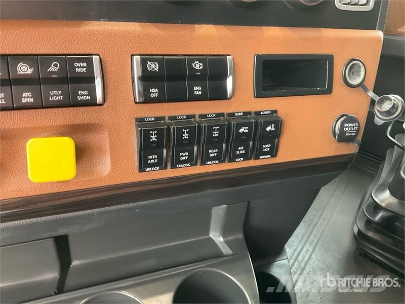 Freightliner Cascadia 126 6x4 T/A Sleeper Truck Tractor وحدات الجر