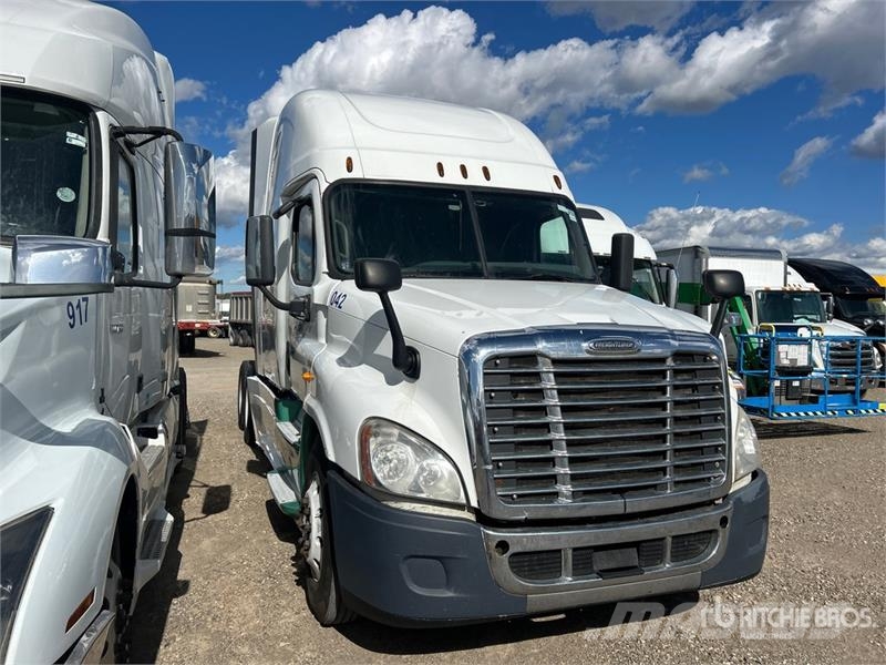 Freightliner Cascadia 125 6x4 T/A Sleeper Truck Tractor (Inoper Sattelzugmaschinen