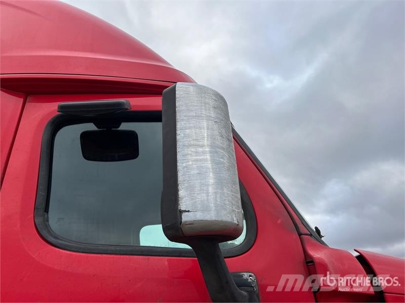 Freightliner Cascadia 125 6x4 T/A Sleeper Truck Tractor Vetopöytäautot