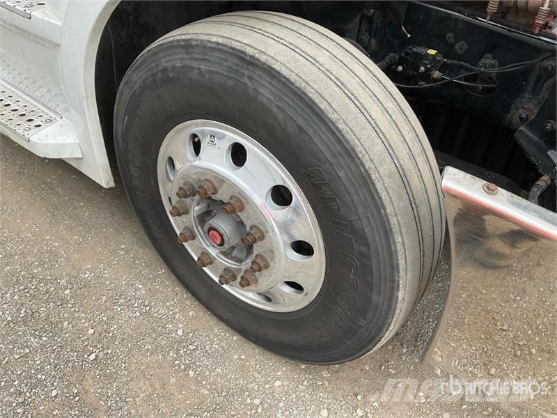 Freightliner Cascadia 126 6x4 T/A Sleeper Truck Tractor وحدات الجر