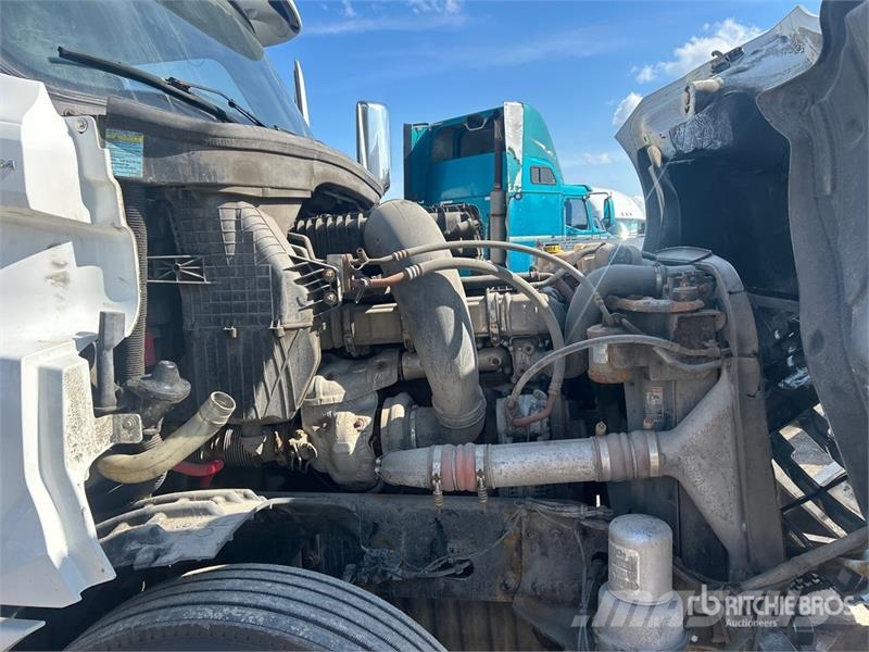 Freightliner Cascadia 126 6x4 T/A Sleeper Truck Tractor (Inoper Tegljači