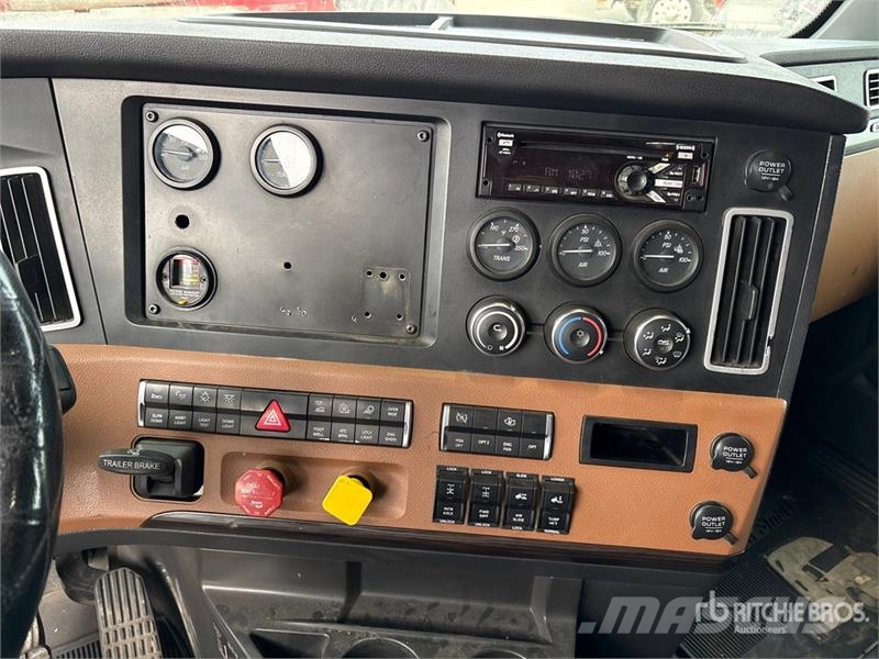 Freightliner Cascadia 126 6x4 T/A Sleeper Truck Tractor Truck Tractor Units