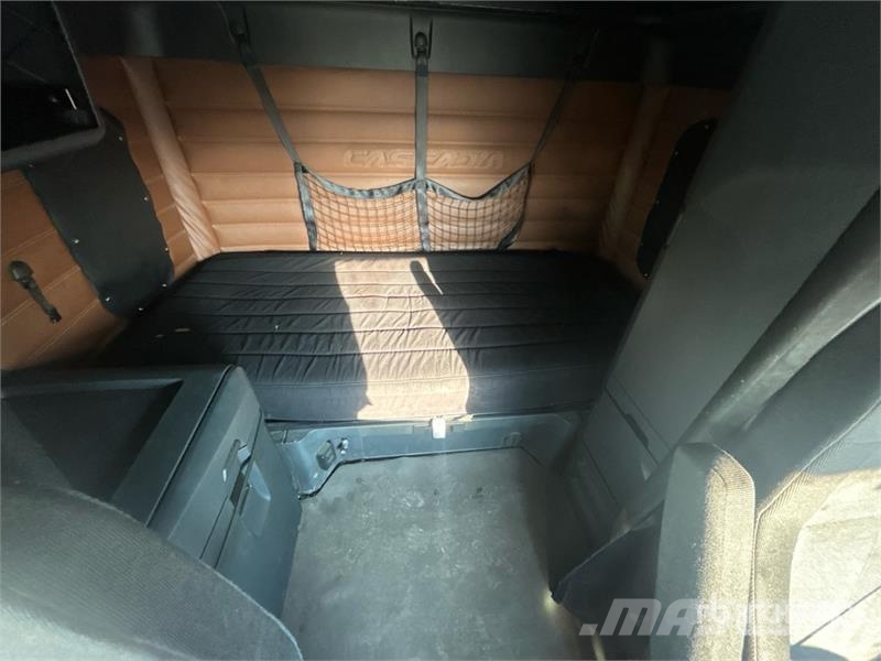 Freightliner Cascadia 126 6x4 T/A Sleeper Truck Tractor Vlačilci