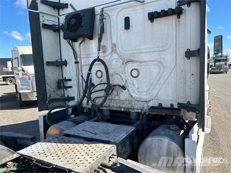 Freightliner Cascadia 126 6x4 T/A Sleeper Truck Tractor Седельные тягачи