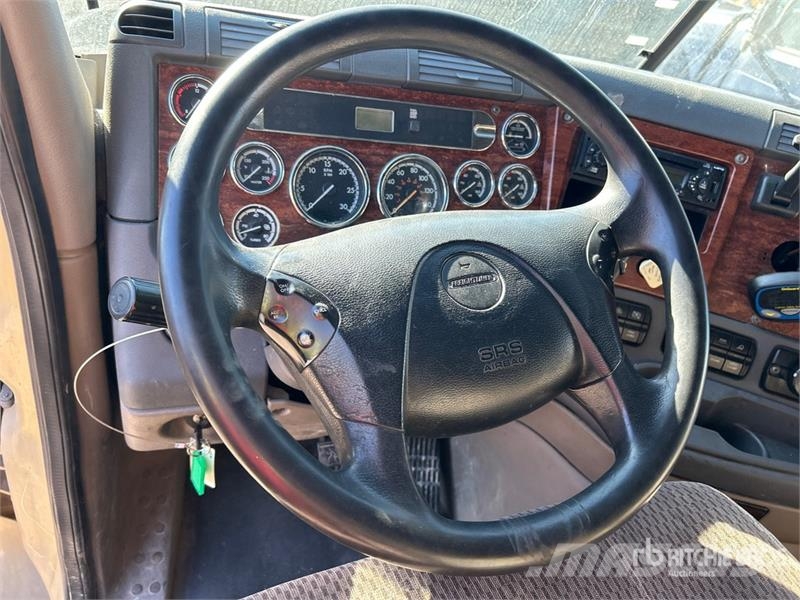 Freightliner Cascadia 125 6x4 T/A Sleeper Truck Tractor Тягачі
