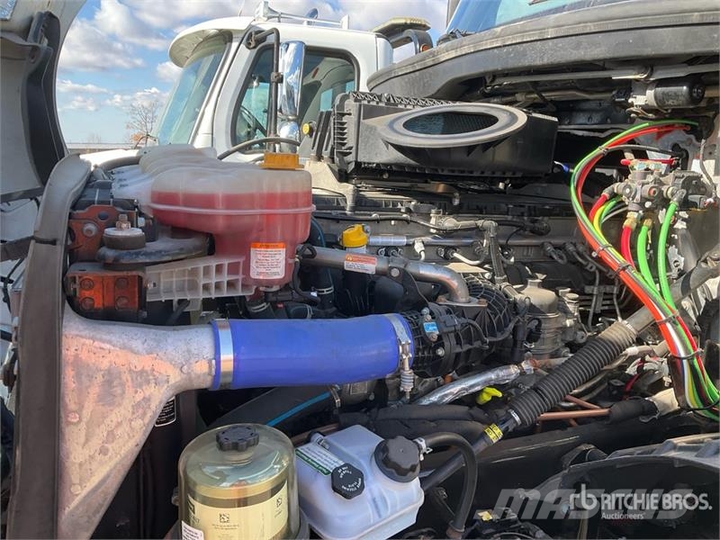 Freightliner Cascadia 126 6x4 T/A Sleeper Truck Tractor وحدات الجر