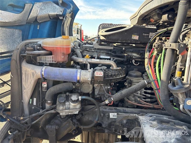 Freightliner Cascadia 126 6x4 T/A Sleeper Truck Tractor (Inoper Sattelzugmaschinen