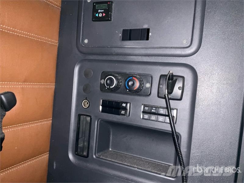 Freightliner Cascadia 126 6x4 T/A Sleeper Truck Tractor Tegljači