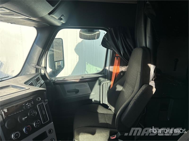 Freightliner Cascadia 126 6x4 T/A Sleeper Truck Tractor Vetopöytäautot