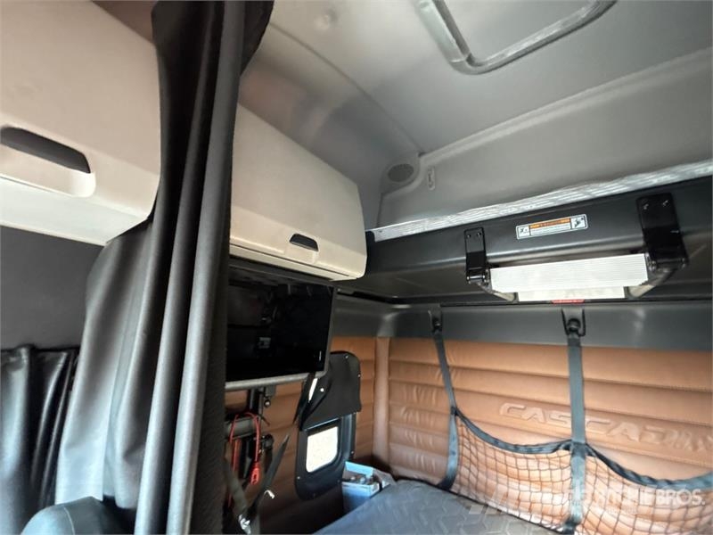 Freightliner Cascadia 126 6x4 T/A Sleeper Truck Tractor Седельные тягачи