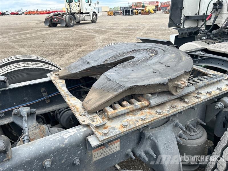 Freightliner Cascadia 126 6x4 T/A Sleeper Truck Tractor Tractor Units