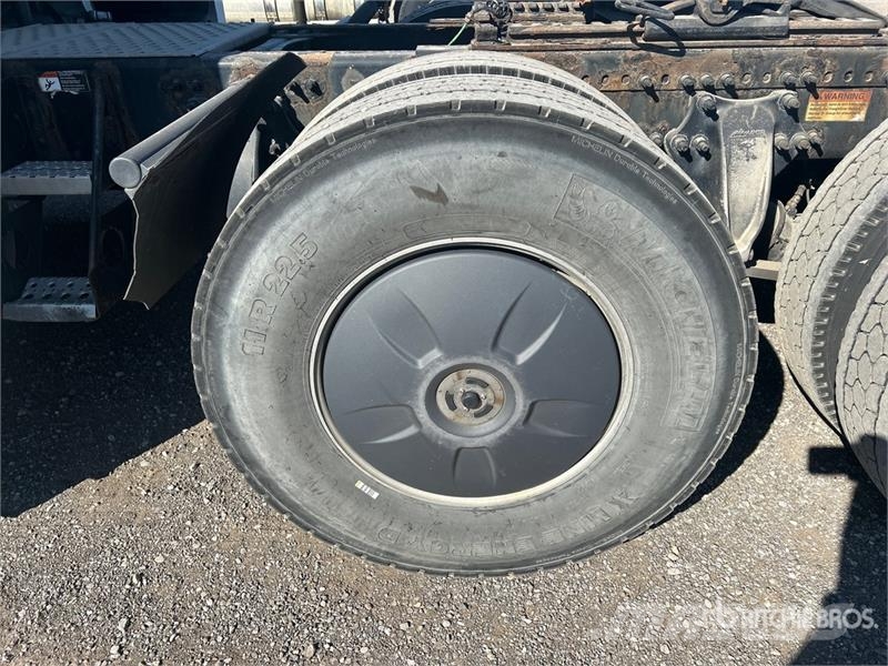 Freightliner Cascadia 126 6x4 T/A Sleeper Truck Tractor Nyergesvontatók
