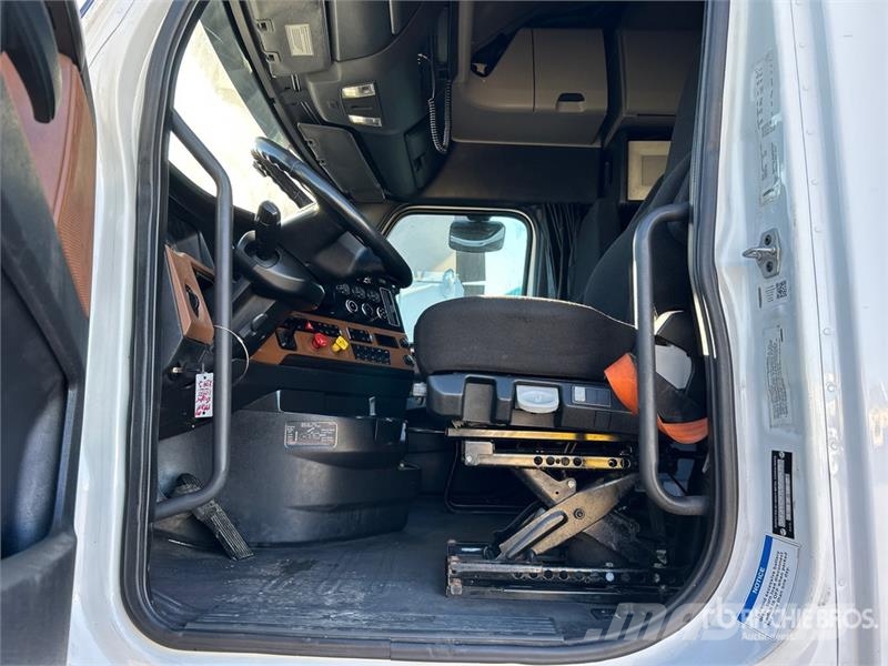 Freightliner Cascadia 126 6x4 T/A Sleeper Truck Tractor Sattelzugmaschinen