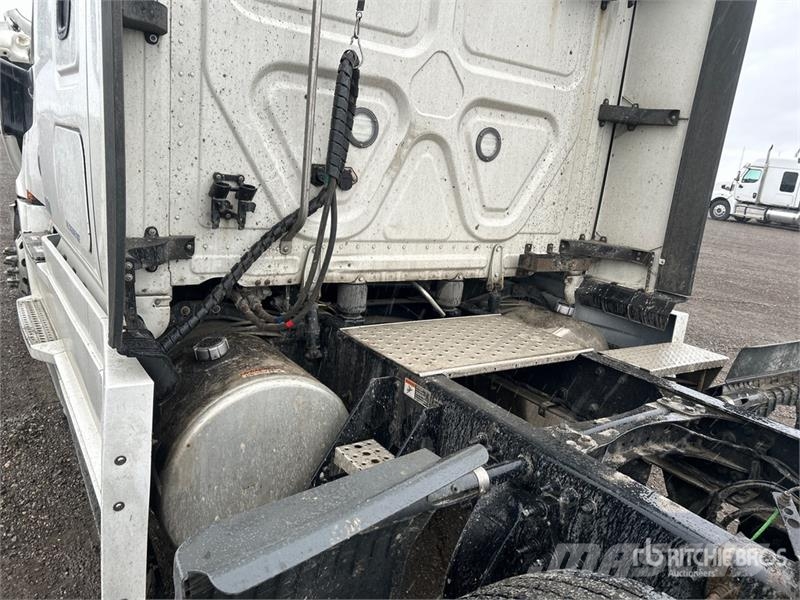 Freightliner Cascadia 126 T/A Sleeper Truck Tractor Tractor Units