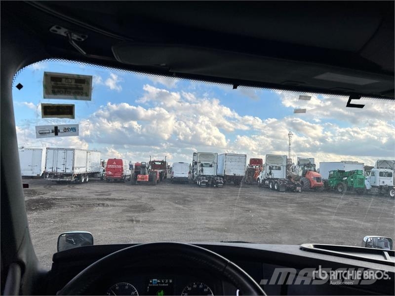 Freightliner Cascadia 126 6x4 T/A Sleeper Truck Tractor Trekkers