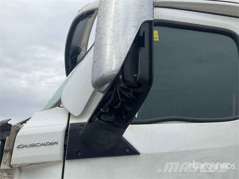 Freightliner Cascadia 126 6x4 T/A Sleeper Truck Tractor Traktorske jedinice