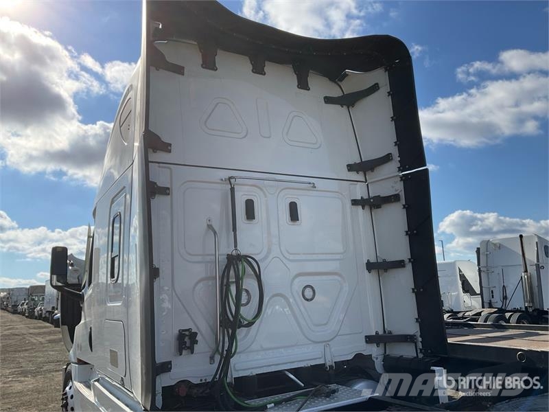 Freightliner Cascadia 126 6x4 T/A Sleeper Truck Tractor وحدات الجر