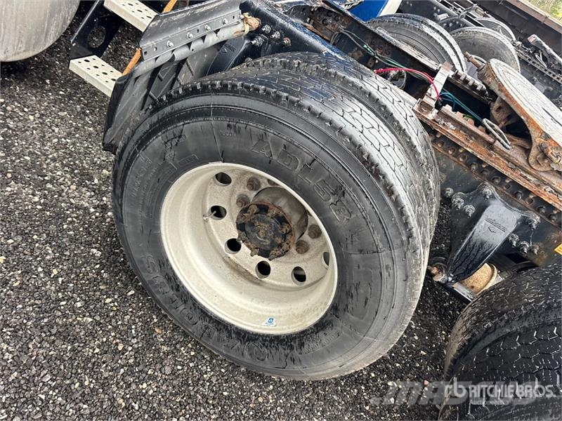 Freightliner Cascadia 126 6x4 T/A Sleeper Truck Tractor Tegljači
