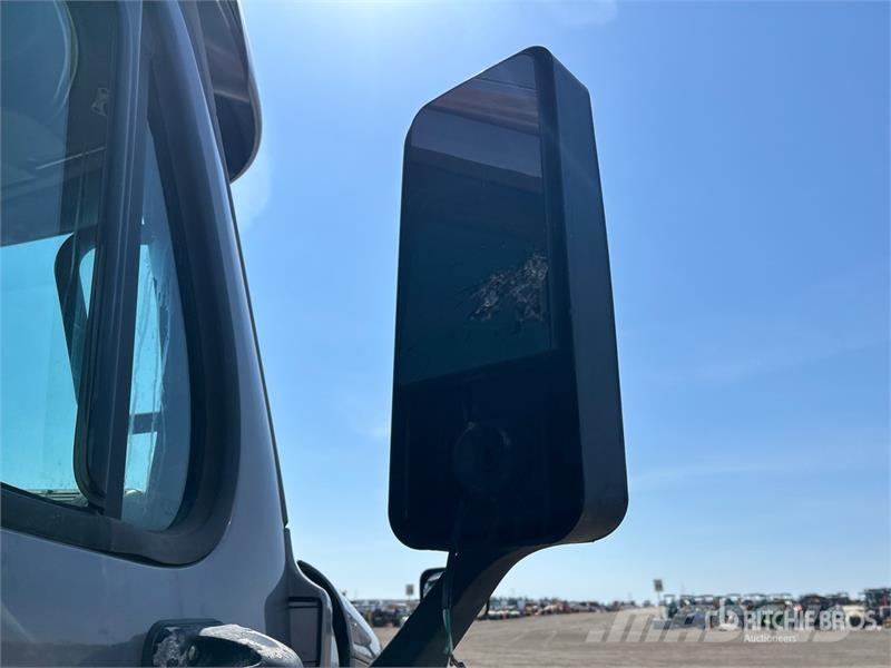 Freightliner Cascadia 125 6x4 T/A Sleeper Truck Tractor Tractor Units