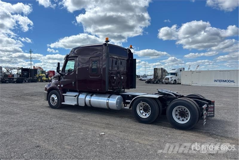 Freightliner Cascadia 126 6x4 T/A Sleeper Truck Tractor Tegljači