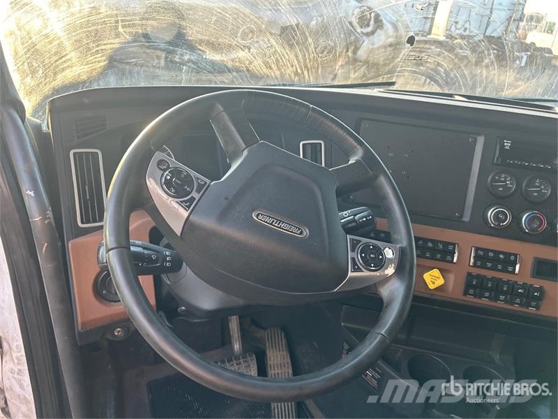 Freightliner Cascadia 126 6x4 T/A Sleeper Truck Tractor Vlačilci