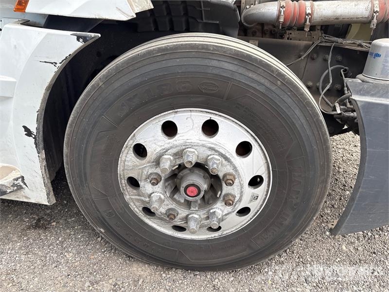Freightliner Cascadia 126 6x4 T/A Sleeper Truck Tractor Sattelzugmaschinen
