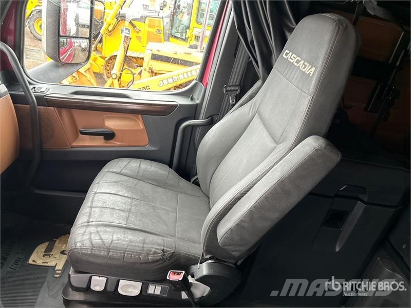 Freightliner Cascadia 126 6x4 T/A Sleeper Truck Tractor Cavalos mecânicos