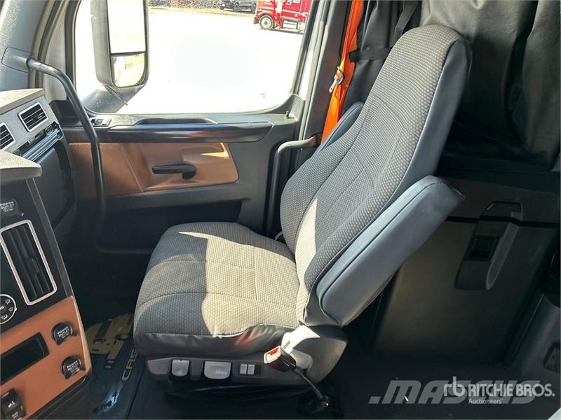 Freightliner Cascadia 126 6x4 T/A Sleeper Truck Tractor وحدات الجر