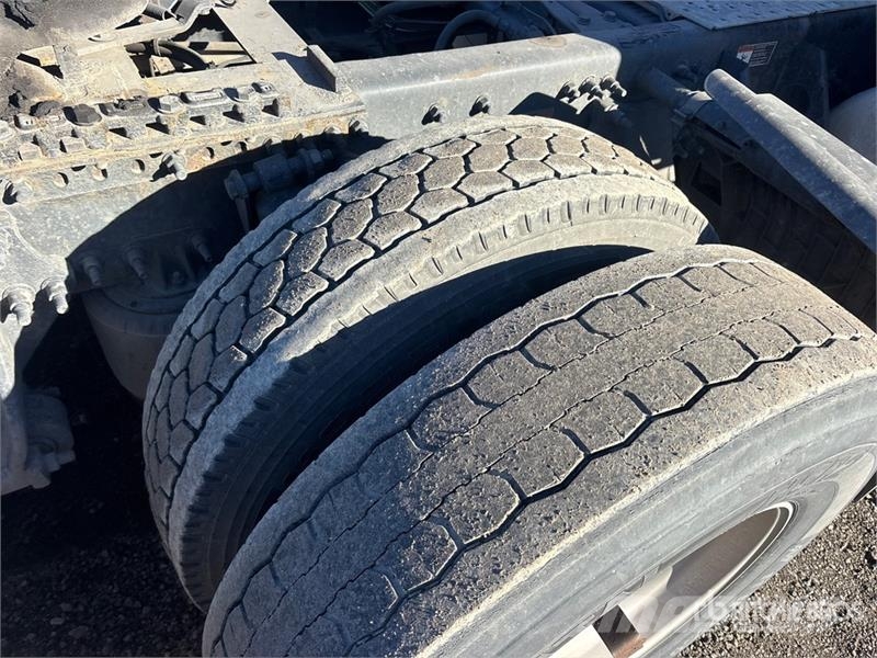 Freightliner Cascadia 126 6x4 T/A Sleeper Truck Tractor Тягачі
