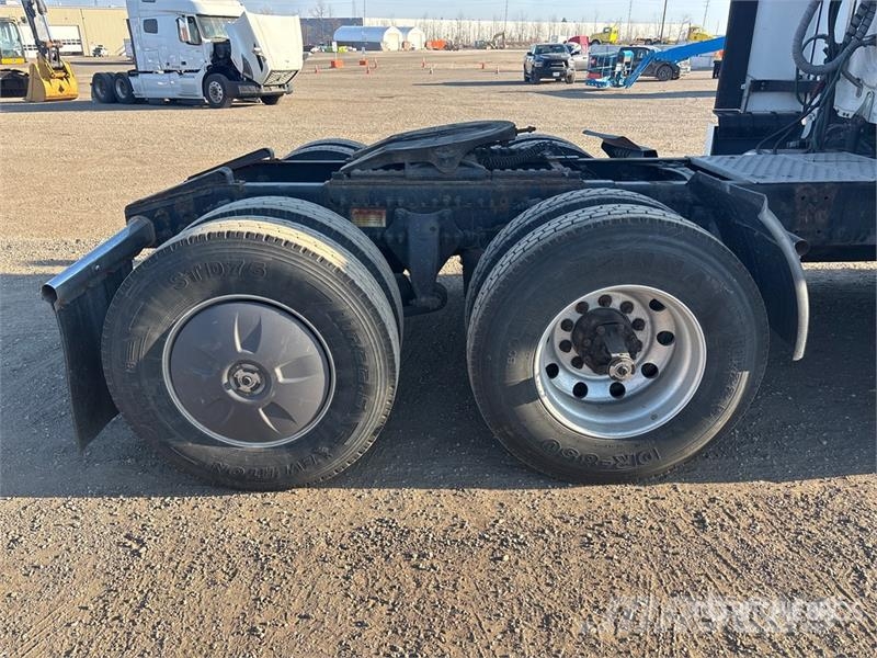 Freightliner Cascadia 126 6x4 T/A Sleeper Truck Tractor Седельные тягачи
