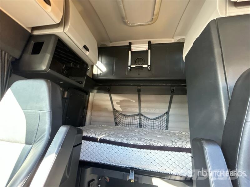Freightliner Cascadia 126 6x4 T/A Sleeper Truck Tractor Tractor Units
