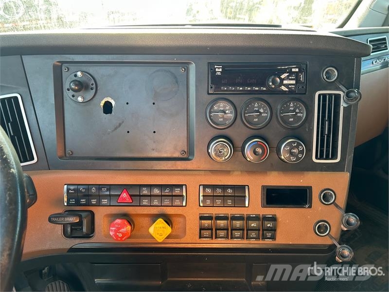 Freightliner Cascadia 126 6x4 T/A Sleeper Truck Tractor Sattelzugmaschinen
