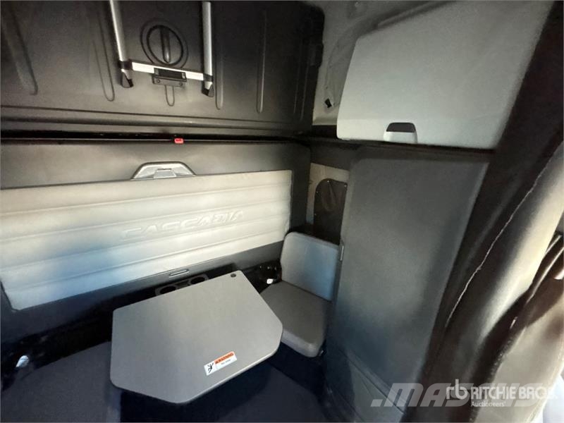 Freightliner Cascadia 126 6x4 T/A Sleeper Truck Tractor Sattelzugmaschinen