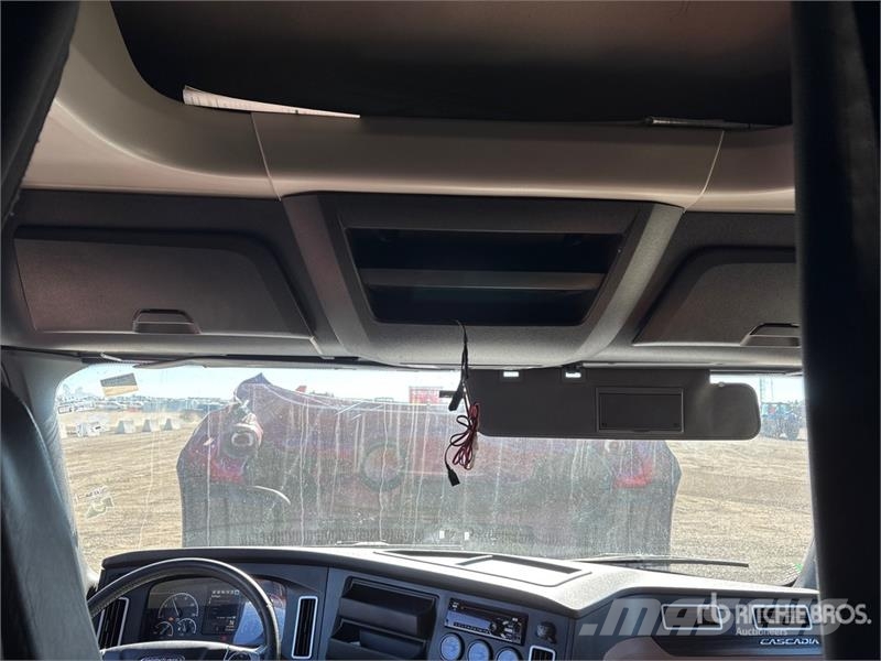 Freightliner Cascadia 126 6x4 T/A Sleeper Truck Tractor Cavalos mecânicos