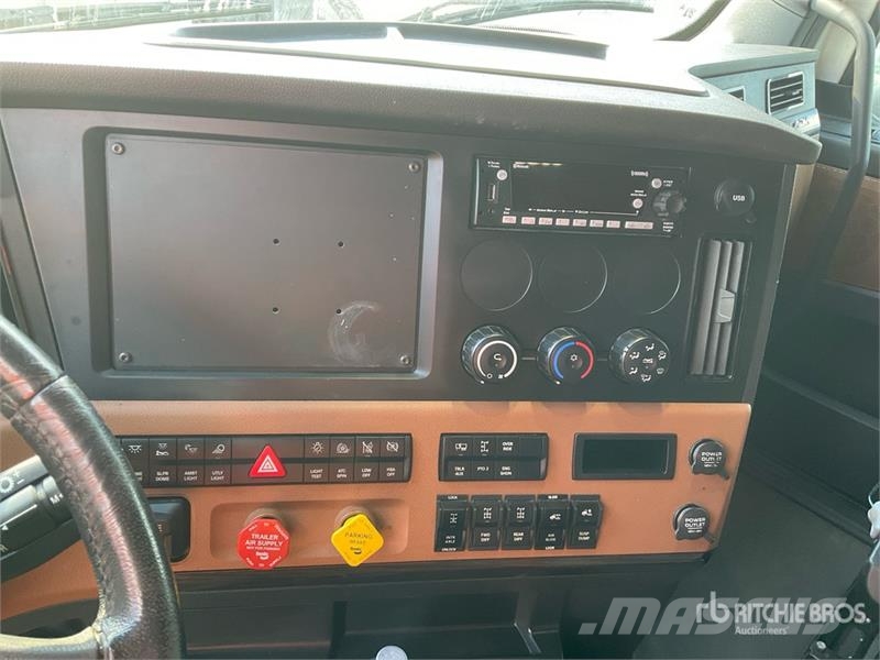 Freightliner Cascadia 126 6x4 T/A Sleeper Truck Tractor وحدات الجر