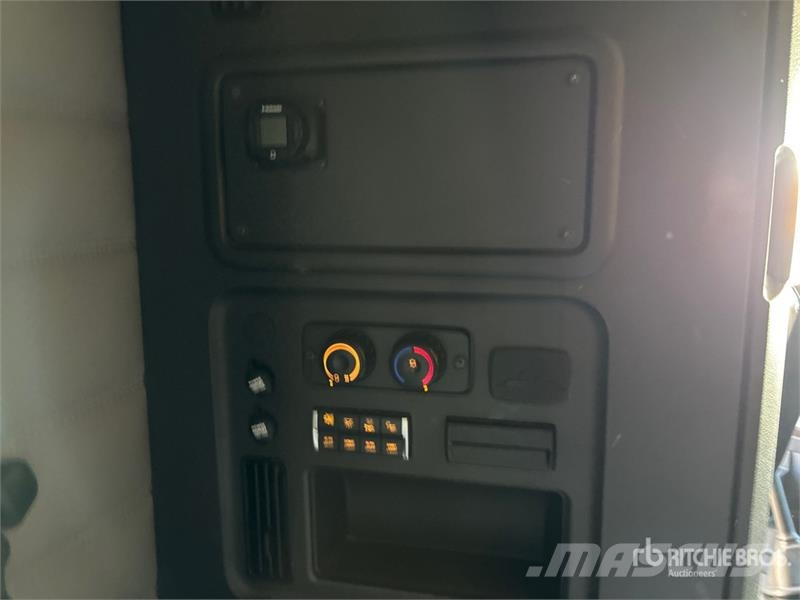 Freightliner Cascadia 126 6x4 T/A Sleeper Truck Tractor Тягачі