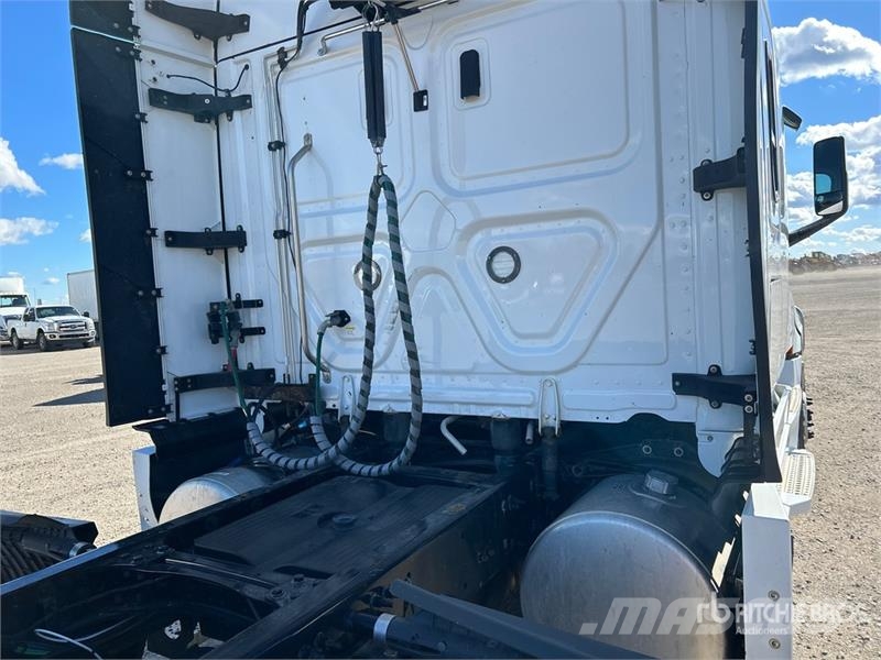 Freightliner Cascadia 126 6x4 T/A Sleeper Truck Tractor وحدات الجر