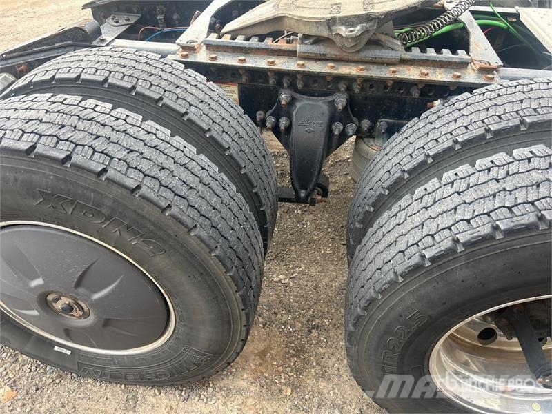 Freightliner Cascadia 126 6x4 T/A Sleeper Truck Tractor Sattelzugmaschinen