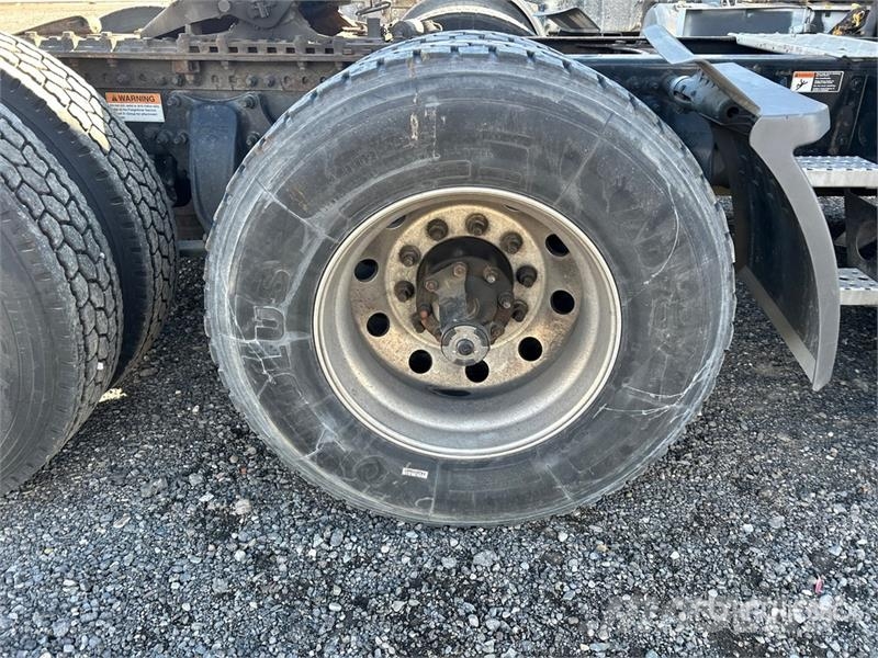 Freightliner Cascadia 126 6x4 T/A Sleeper Truck Tractor Cabezas tractoras