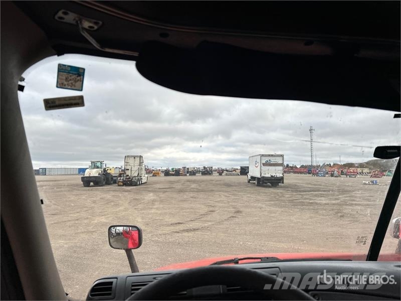 Freightliner Cascadia 125 6x4 T/A Sleeper Truck Tractor Vetopöytäautot