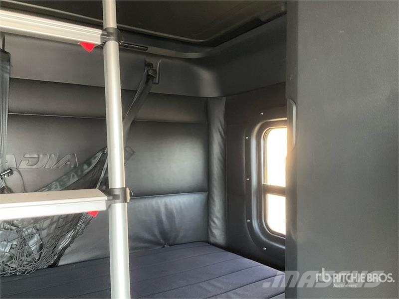 Freightliner Cascadia 126 6x4 T/A Sleeper Truck Tractor وحدات الجر