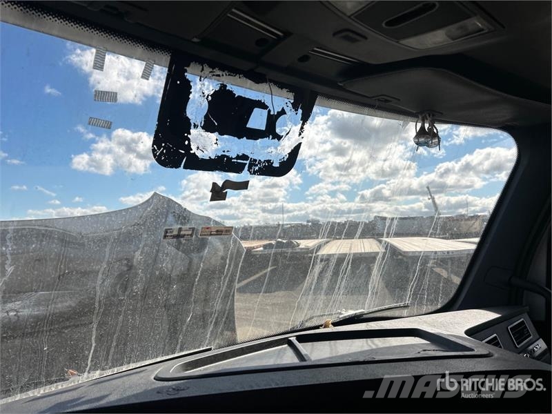 Freightliner Cascadia 126 6x4 T/A Sleeper Truck Tractor Седельные тягачи