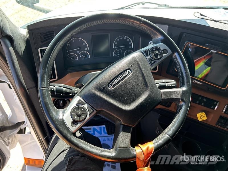 Freightliner Cascadia 126 6x4 T/A Sleeper Truck Tractor وحدات الجر