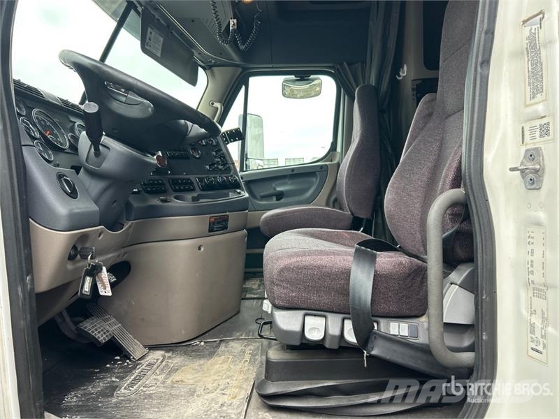 Freightliner Cascadia 125 6x4 T/A Sleeper Truck Tractor (Inoper Nyergesvontatók